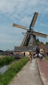 Molen Windlust met zeilen en vlaggenlijnen